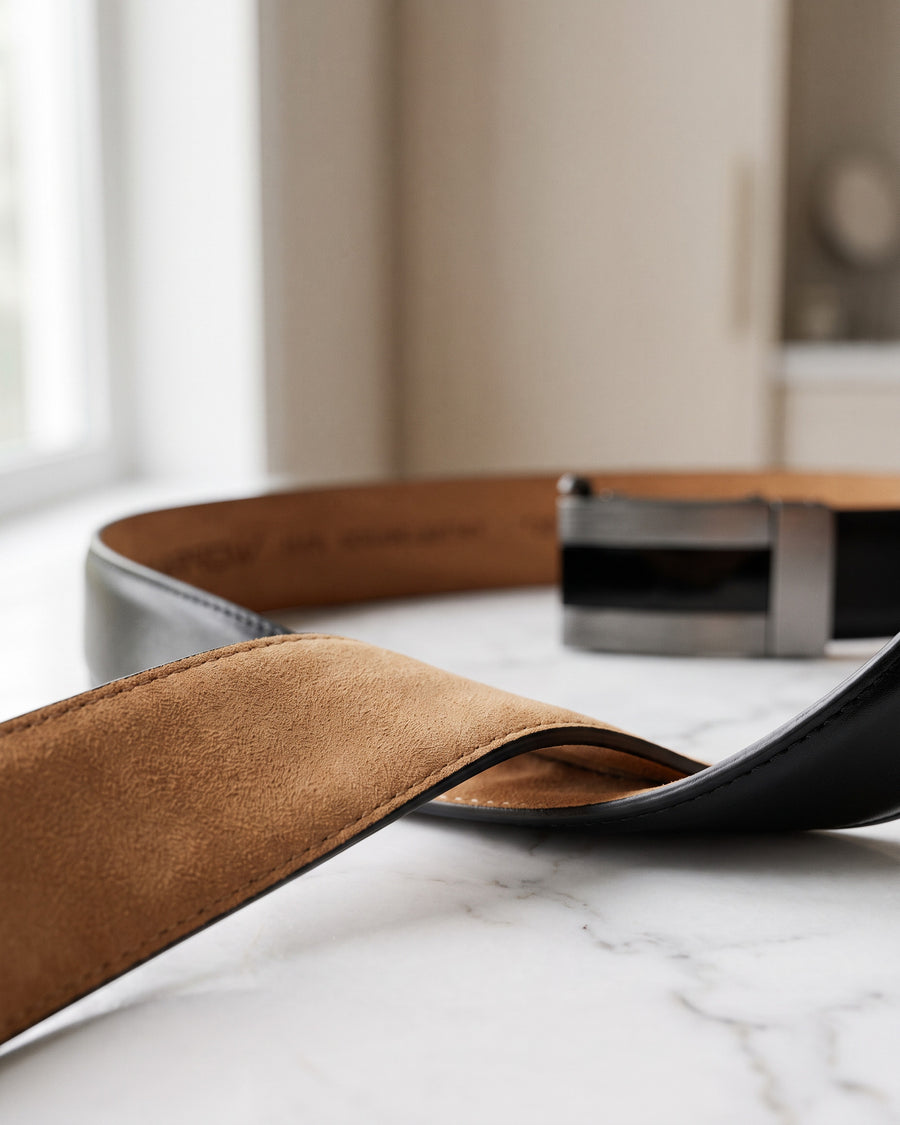 Harrow automatic Italian leather belt, gun metal buckle with black stripe, black strap – full-grain nubuck lining close-up