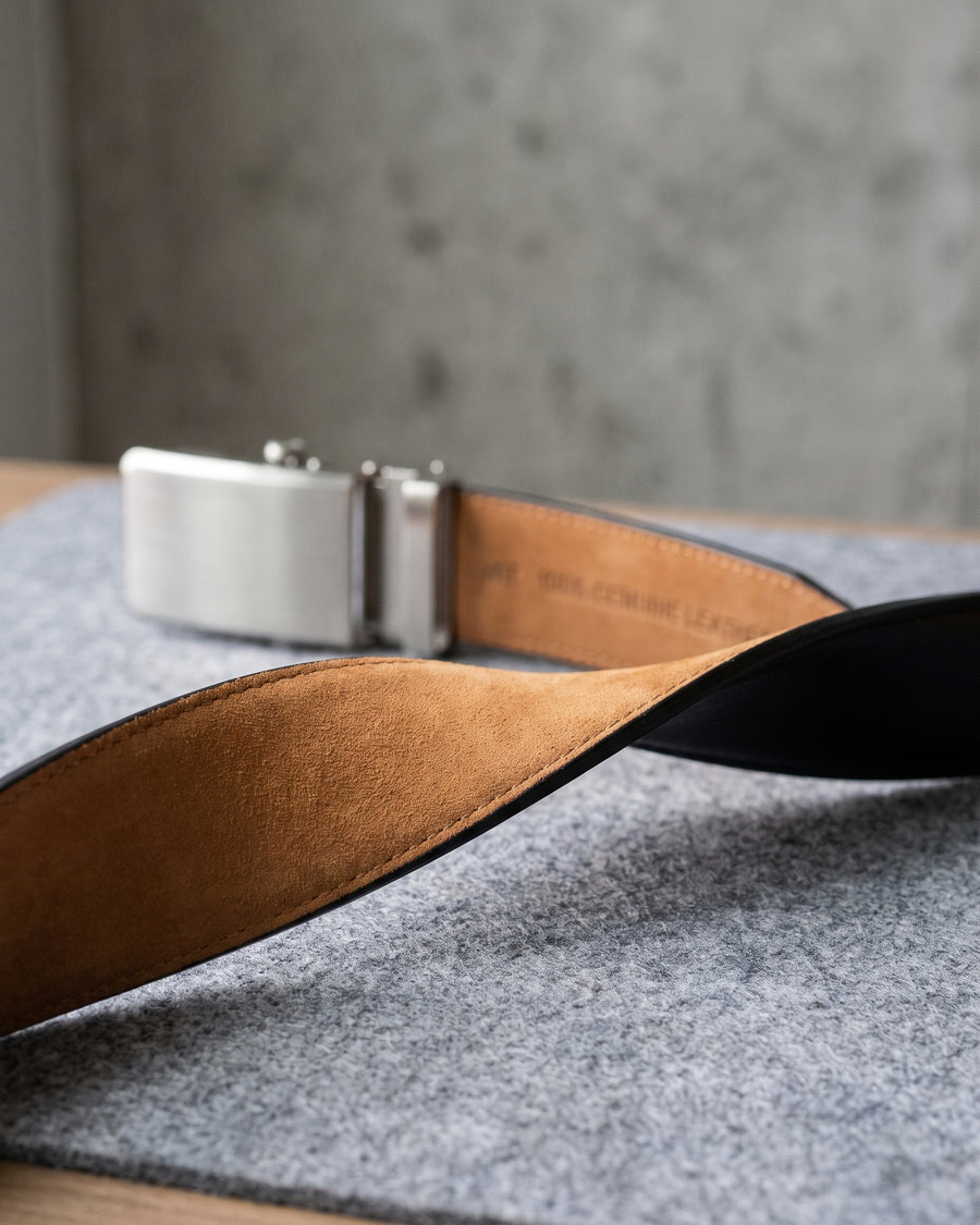 Harrow automatic Italian leather belt, brushed silver buckle, black strap – full-grain nubuck lining close-up